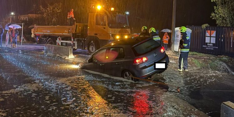 Prometna u Gornjem Muću: Auto završio u kanalu, a prema Drnišu trenutno nema prolaza zbog urušenog mosta
