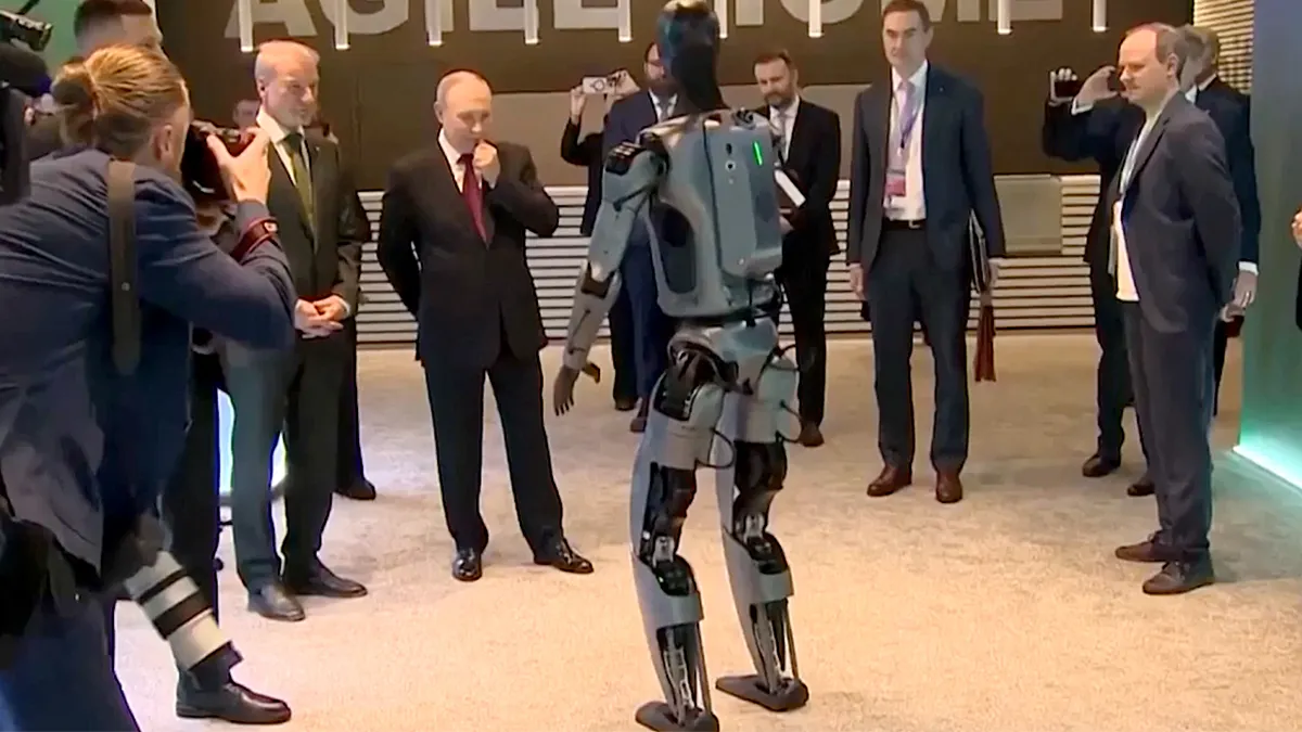 Putin okružen tjelohraniteljima dok robot pleše. 