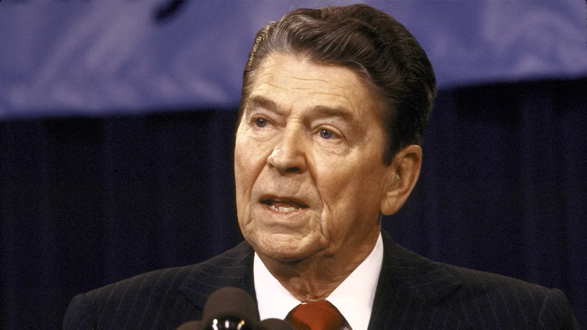 Reagan je viđen kako postavlja pitanja medija tijekom skandala Iran-Contra