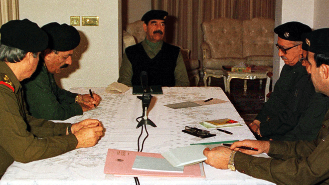 DATOTEKA - Na ovoj fotografiji od 14. siječnja 1999. irački vođa Saddam Hussein, u sredini, sastaje se sa svojim najvišim čelnicima na nepoznatoj lokaciji. Slijeva su: general Ali Hassan Al Majd, zapovjednik južne regije, irački potpredsjednik Taha Yassin Ramadan, Hussein, zamjenik premijera Tariq Aziz i Abd Hmoud, tajnik Sadama Husseina. Iračko ministarstvo pravosuđa priopćilo je u četvrtak, 7. lipnja 2012. da je bliski suradnik Saddama Husseina pogubljen.