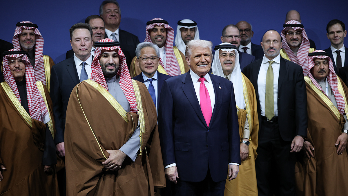 Američki predsjednik Donald Trump i prijestolonasljednik i premijer Saudijske Arabije Mohammed bin Salman stoje za fotografiju s izvršnim direktorom Tesle Elonom Muskom, izvršnim direktorom Nvidije Jensenom Huangom i drugim sudionicima američko-saudijskog investicijskog foruma u Kennedy centru.