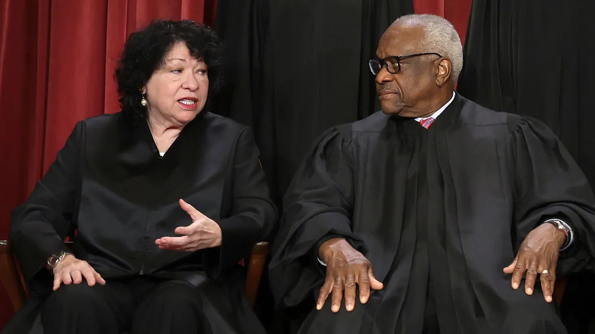 Sonia Sotomayor sjedi s Clarenceom Thomasom