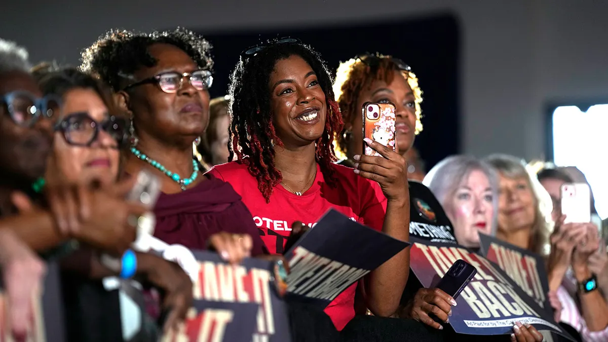 Cowd na skupu Newsom Texas