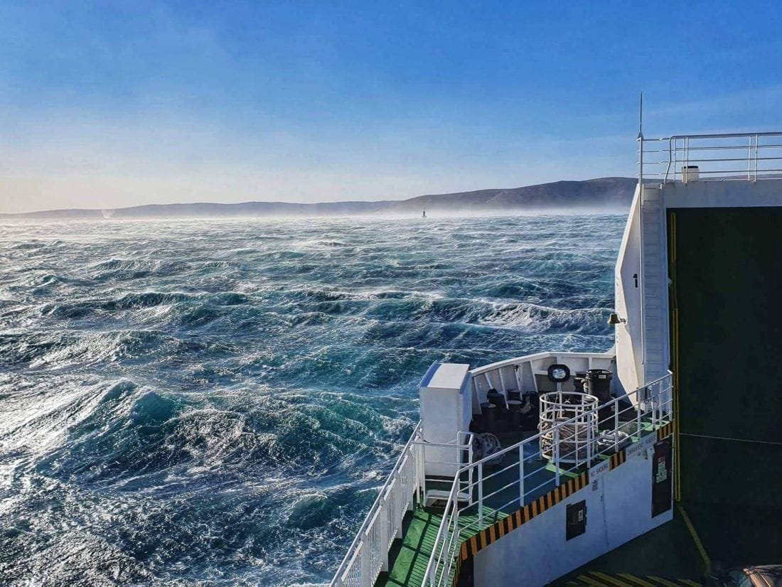 ORKANSKA BURA Trajekti na Rabu privezani, a Hrvat izišao na more - Pogledajte snimku!