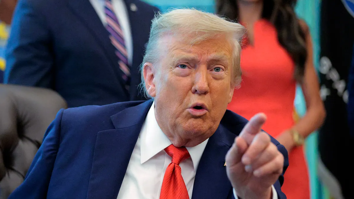 Predsjednik Trump pokazuje