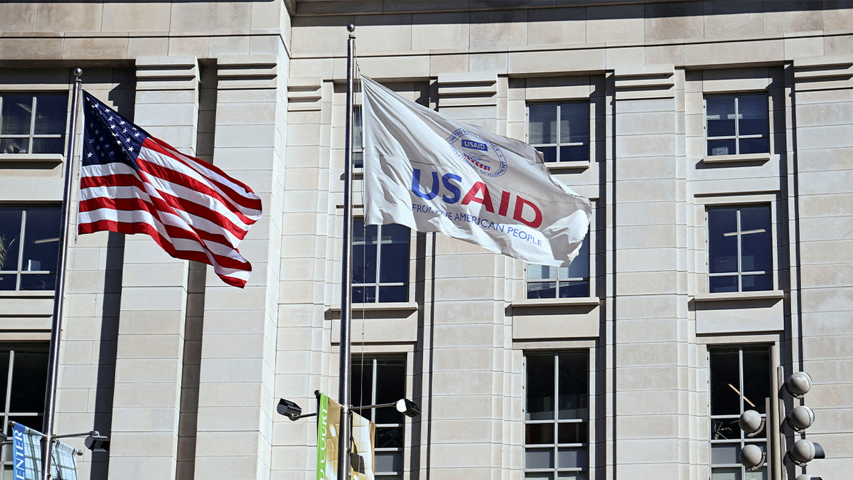 Zastava USAID-a vijori se ispred sjedišta u Washingtonu, DC