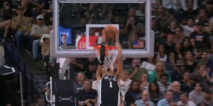 zakucava, ali spušta glavu kako bi izbjegao udarac u koš