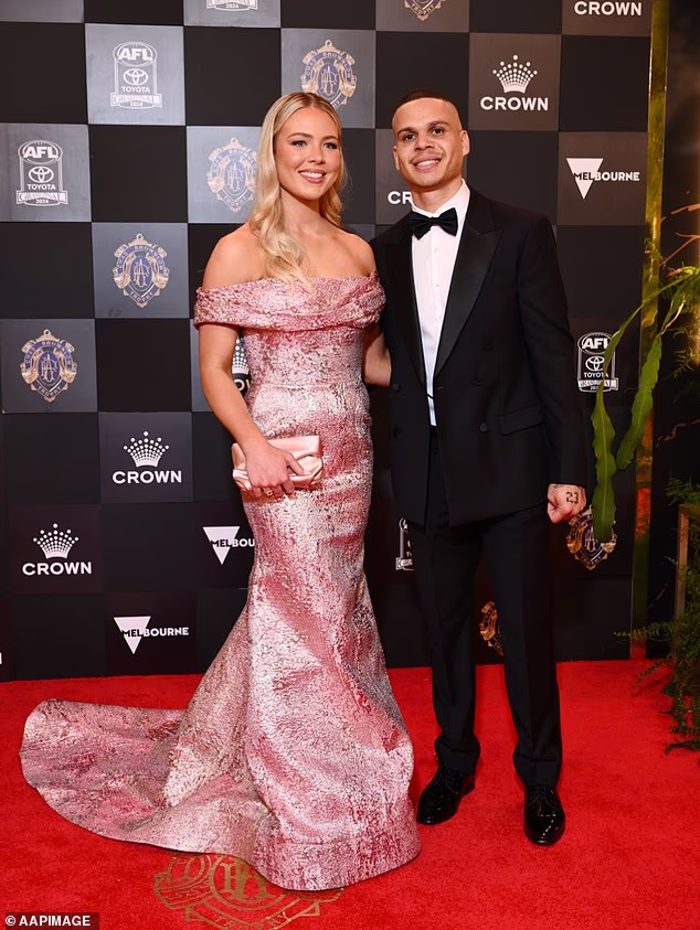 Mnoštvo navijača čestitalo je Devlinu na skorom novom dolasku, uključujući Hillovog rođaka Bradleya koji igra za St Kilda (Bobby Hill i Devlin prikazani su na Brownlow Medalji 2024.)