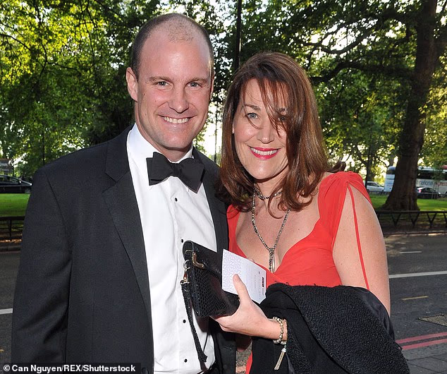 Sir Andrew sa svojom prvom suprugom Ruth (desno) koja je umrla u dobi od 46 godina nakon borbe s rakom pluća