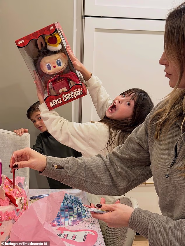 Malena Aspen izgledala je oduševljeno dok je pozirala sa svojim novootvorenim poklonom, Labubu plišem Pop Mart 'The Monsters' od 114,99 dolara