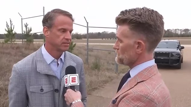 Kiffin, 50, zaustavio se radi intervjua za ESPN prije ulaska u avion u nedjelju poslijepodne