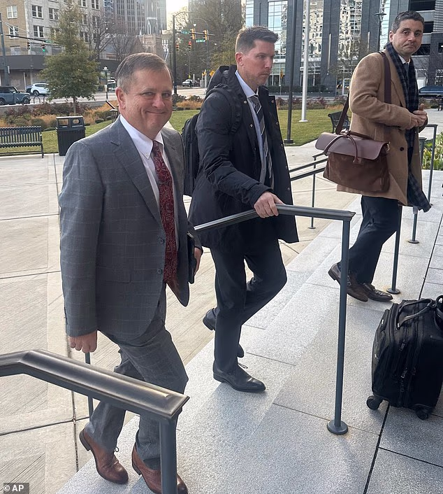 Jordanov 23XI suvlasnik Denny Hamlin (u sredini) na slici kako dolazi na sud u ponedjeljak ujutro