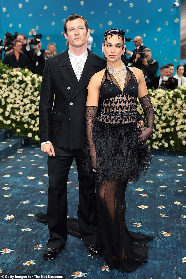 U novom intervjuu za The Times Style, detaljno je opisao njihov prvi susret, otkrivajući 'pravilo' koje par ima koje im omogućuje da održe svoju vezu usred pretrpanog rasporeda i putovanja na daljinu.