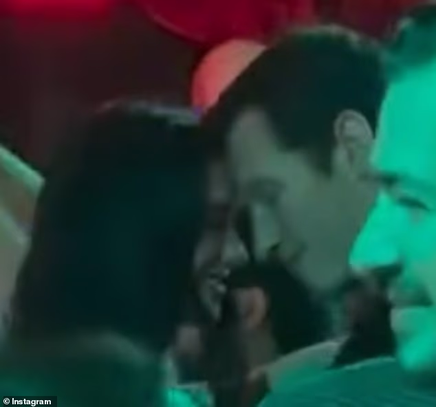 Dvojac je viđen u salsa klubu, gdje su se njezini pokreti pop zvijezde jasno mogli vidjeti dok se vješto probijala po plesnom podiju s Callumom