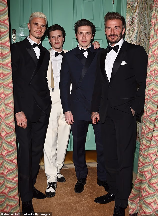 Očekuje se da će Brooklyn Božić provesti sa suprugom glumicom Nicolom Peltz, dok Sir David, njegova supruga Victoria i njihovo troje preostale djece slave zajedno u Ujedinjenom Kraljevstvu; slikano travanj 2024