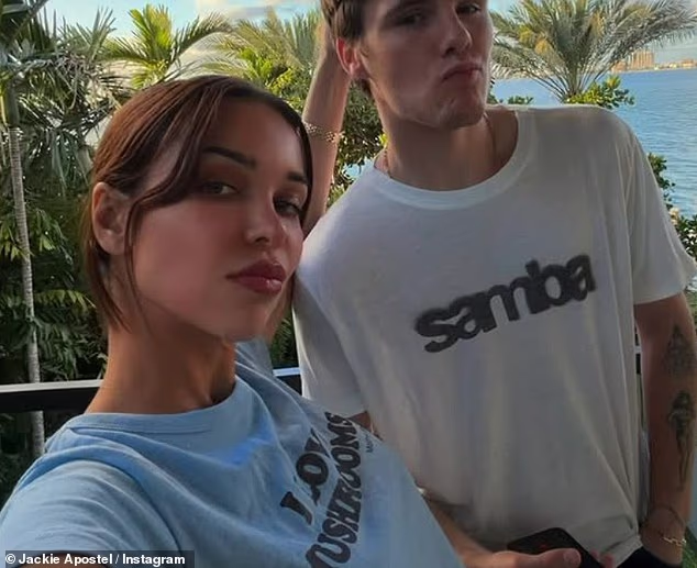 U međuvremenu, u srijedu, Cruzova djevojka Jackie Apostel podijelila je selfie para na plaži u usklađenim majicama kratkih rukava