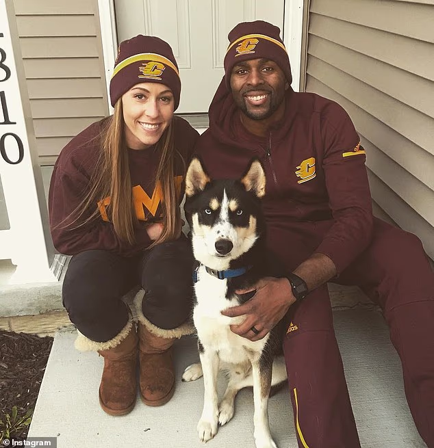 Moore, na slici sa suprugom Kelli, dobio je otkaz u Michiganu zbog 'neprimjerenog odnosa' s zaposlenikom prije nego što je uhićen zbog navodnog napada prošle srijede