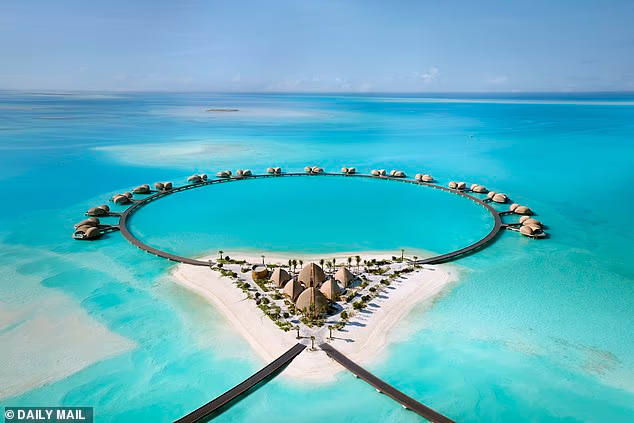 Smješten u Nujumi, rezidenciji Ritz-Carlton Reserve, gotovo 26 km od kopna Saudijske Arabije i do kojeg se može doći samo unajmljenim brodom ili hidroavionom, par je bio privučen ekskluzivnošću i privatnošću tog područja