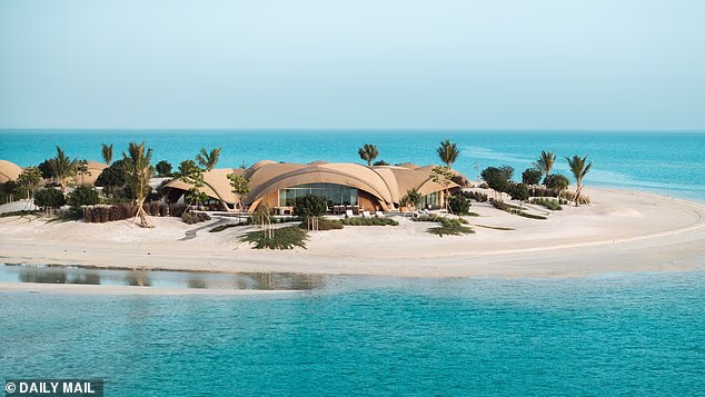 Velika kupnja dolazi nakon što je talentirani igrač (40) proglašen prvim nogometnim milijarderom nakon što je izračunato njegovo neto bogatstvo od 1,04 milijarde funti