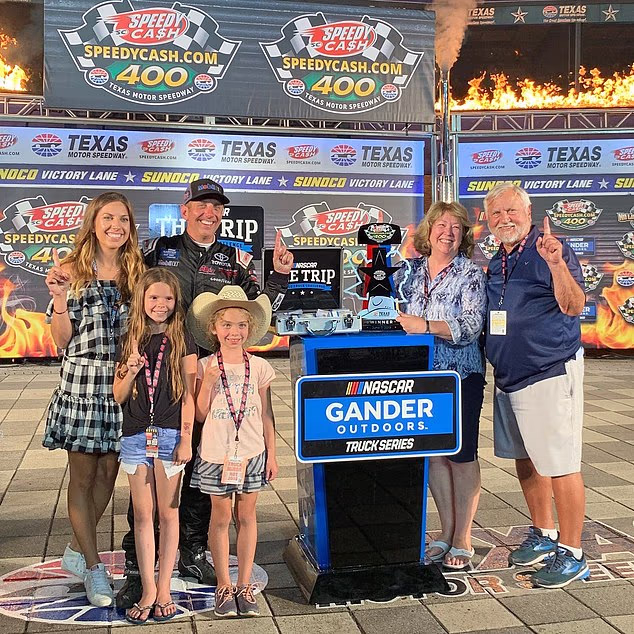 Cristinina mama Cathy Grossu (druga desno) otkrila je srceparajuću posljednju poruku