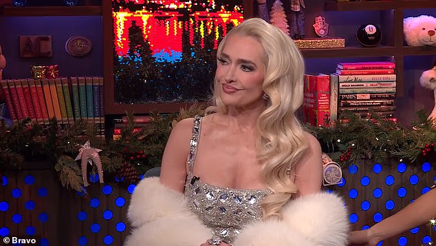 Cohen je pitao je li 'uopće razmišljala o tome da vidi (Toma)' u zatvoru. Erika je priznala da je odlučila ne. 'To je previše. To je dosta. On je gotov. Kao, to je što je', rekla je