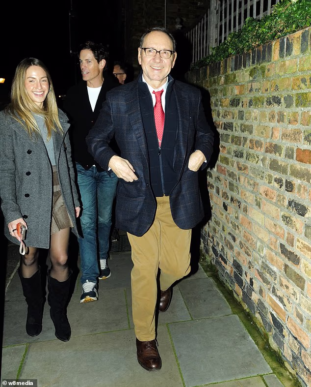 Osramoćena zvijezda blistala je kad je stigao na zabavu u tamnoplavom odijelu od tvida i džemperu na patentni zatvarač