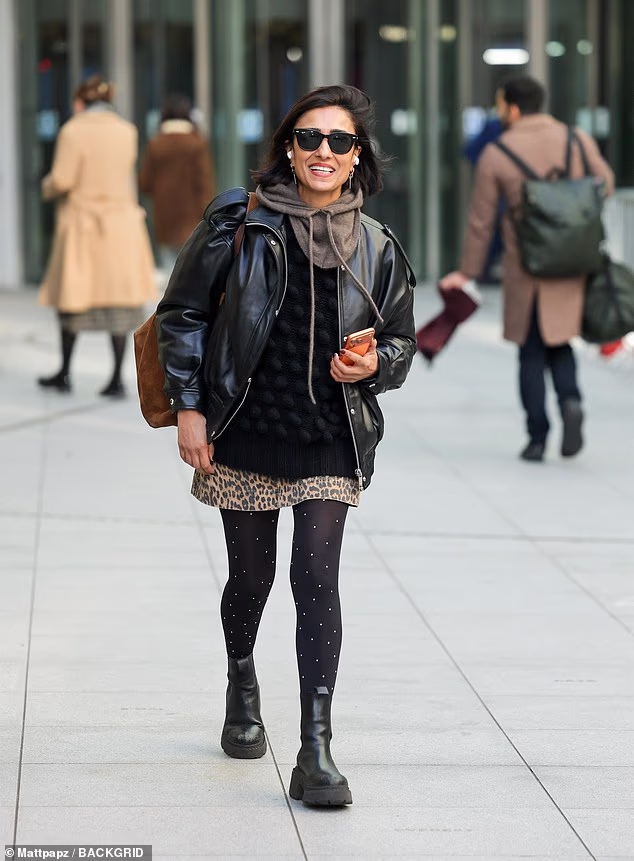 Anita je studio napustila u mini suknji s leopard uzorkom koju je iskombinirala sa srebrnim tajicama sa kamenčićima i crnim gležnjačama u vrlo svečanom izdanju