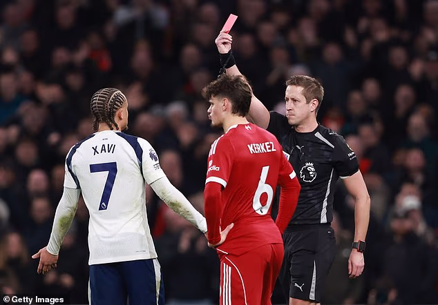 Xavi Simons je isključen u prvom poluvremenu zbog nesmotrenog i glupog napada na Virgila van Dijka