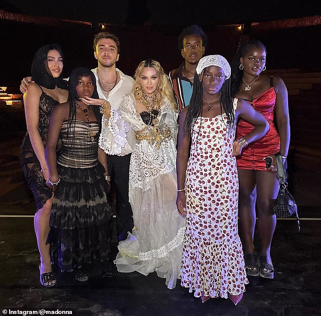 Madonna je majka šestero djece, uključujući Lourdes, 29, koju je dočekala s bivšim Carlosom Leonom i Rocca, 25, kojeg dijeli s bivšim Guyem Ritchiejem