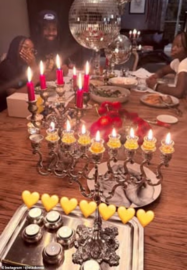 skočila je na svoje Instagram priče u subotu kako bi podijelila fotografije dok provodi vrijeme s nekim od svoje djece, kao i s ljepoticom Akeemom Morrisom, 29