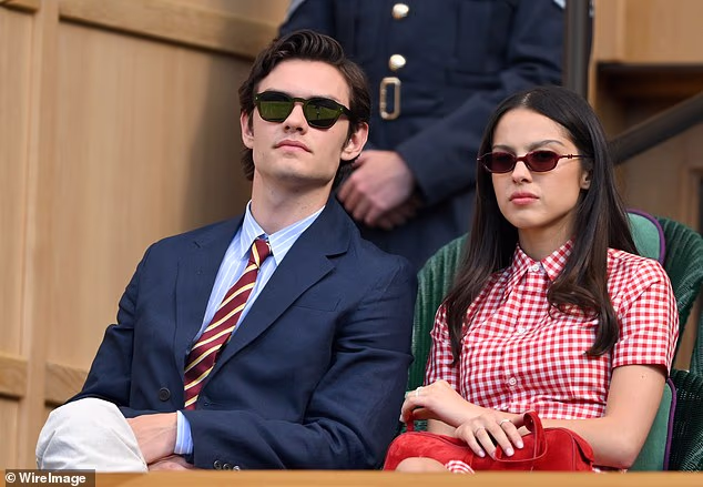 Britanska zvijezda također je prekinula šutnju na njihovom vrlo omiljenom prikazu u Wimbledonu, gdje su viđeni kako se strastveno ljube na tribinama