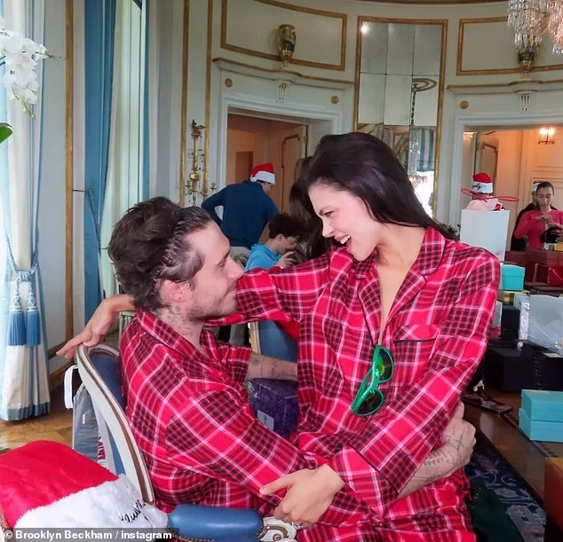 Prošle godine, prije njegova otuđenja, Brooklyn i njegova supruga uživali su u vremenu s njegovom obitelji i njezinom obitelji, u svojim domovima, s Nicolinim Božićem koji je također sadržavao pidžame, kao i stol prepun Tiffany kutija (na slici na Božiću Peltzovih)