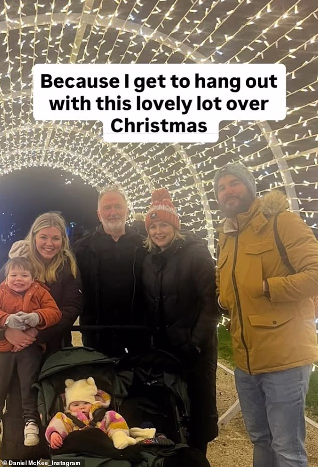 Dodao je: 'Preusmjerili su moja zimska putovanja na što se ne ljutim. Zato što se tijekom Božića mogu družiti s ovom divnom skupinom' - podijelio je snimku sa svojom obitelji