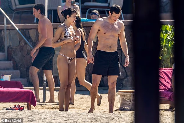 Callum je za dan izišao bez majice i pokazao svoju krupnu građu u paru tamnih kupaćih hlačica