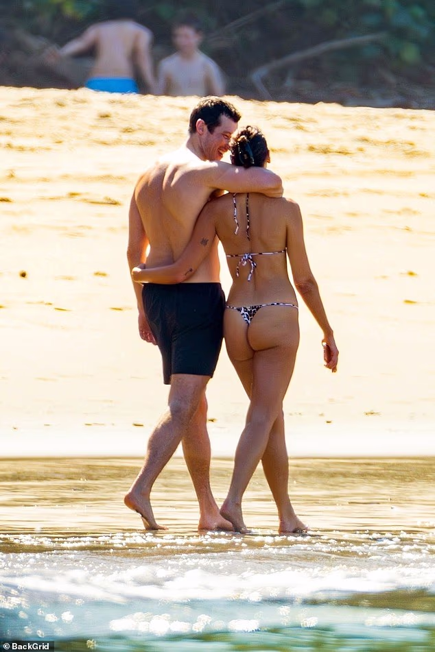 Tange gaćice pokazivale su njezinu drsku stražnjicu dok su ona i Callum šetali do vode da se rashlade