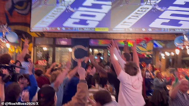 Snimka je pokazala kako Riversovi srednjoškolski nogometaši burno slave njegovo dodavanje za touchdown