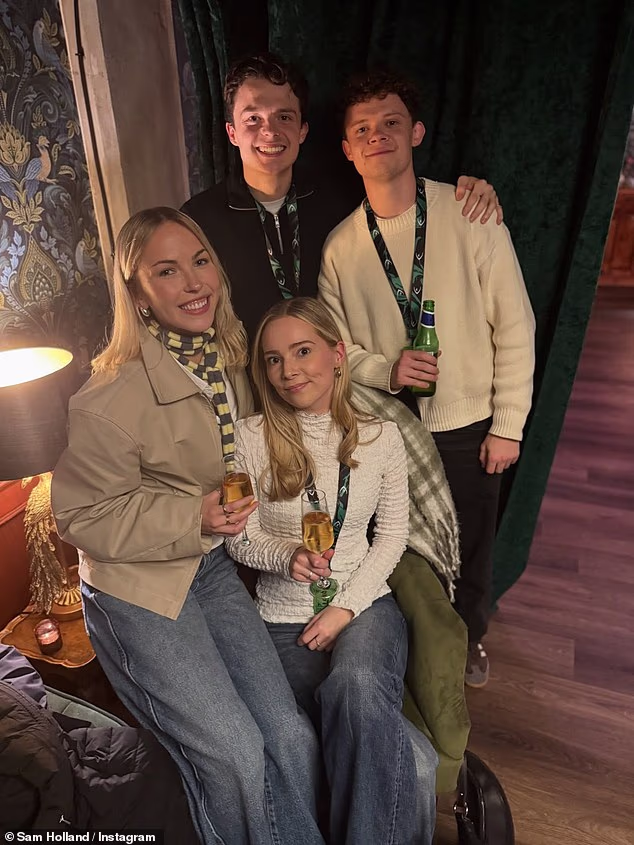 Tomovoj braći blizancima Samu i Harryju također su se pridružile njihove djevojke, Clark i Zara, na dan igre