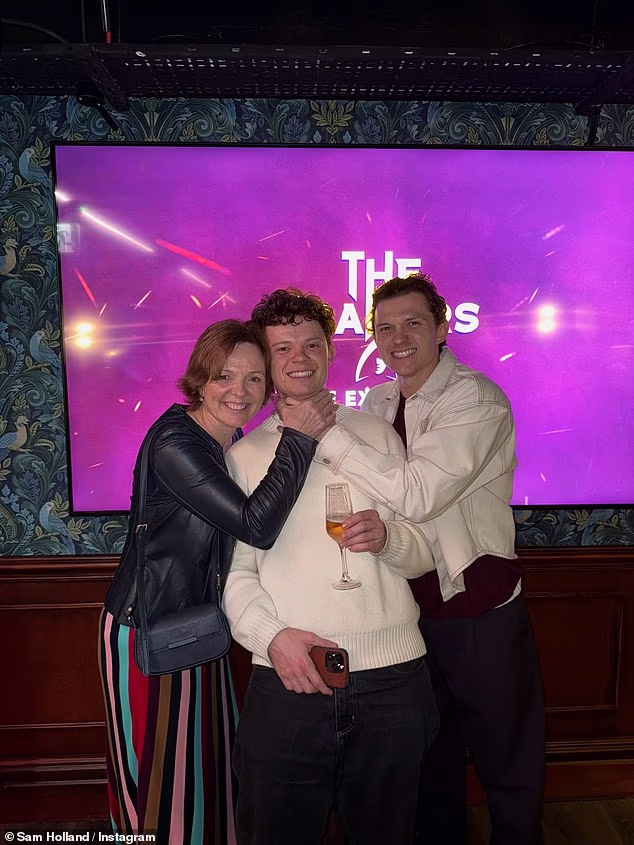 Sam je podijelio rekapitulaciju obiteljske večeri, naslovivši svoju objavu na Instagramu: 'Ne možeš nikome vjerovati kad uđeš za okrugli stol – čak ni obitelji'