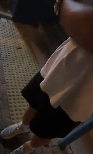 Na videu se Duckett vidi sam i čini se da je izgubljen