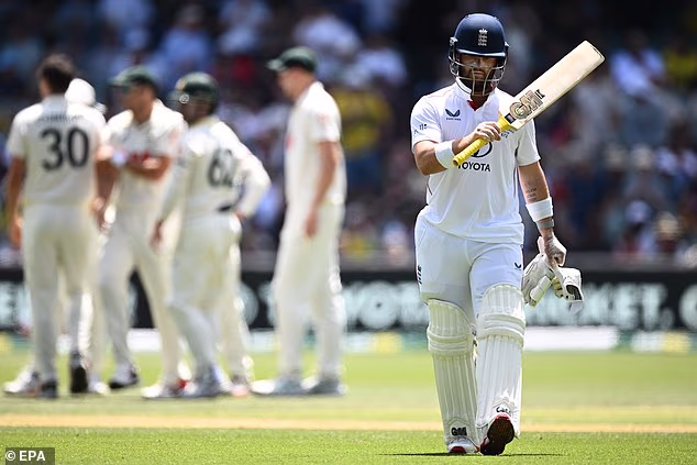 Duckett odlazi s terena nakon što je izgubio vratnicu tijekom druge izmjene u Adelaideu