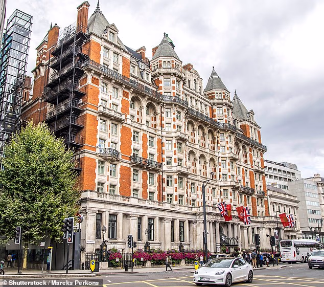 Par će također uživati ​​u tri obroka s Michelinovim zvjezdicama dnevno, kao iu pristupu vrhunskim hotelskim spa i kozmetičkim terapeutima (na slici Mandarin Oriental)