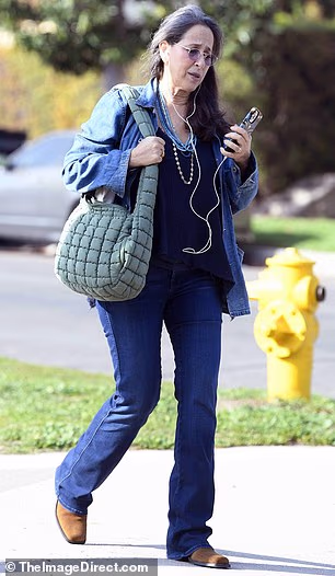 Glumica je svoj izgled upotpunila plavim i zlatnim ogrlicama, a dodala je i par mini zlatnih naušnica