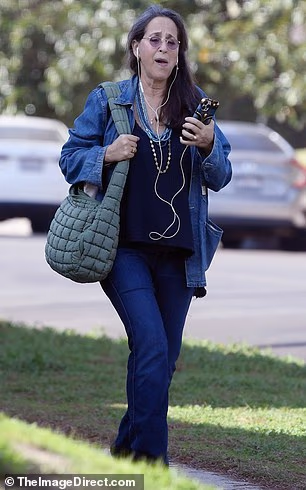 Nosila je tamnoplavi pleteni džemper kao i par traperica i traper jaknu na vrhu.