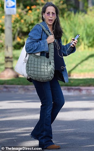Glumica se držala ležerno dok je u ponedjeljak izašla u šetnju LA-om dok je također razgovarala telefonom