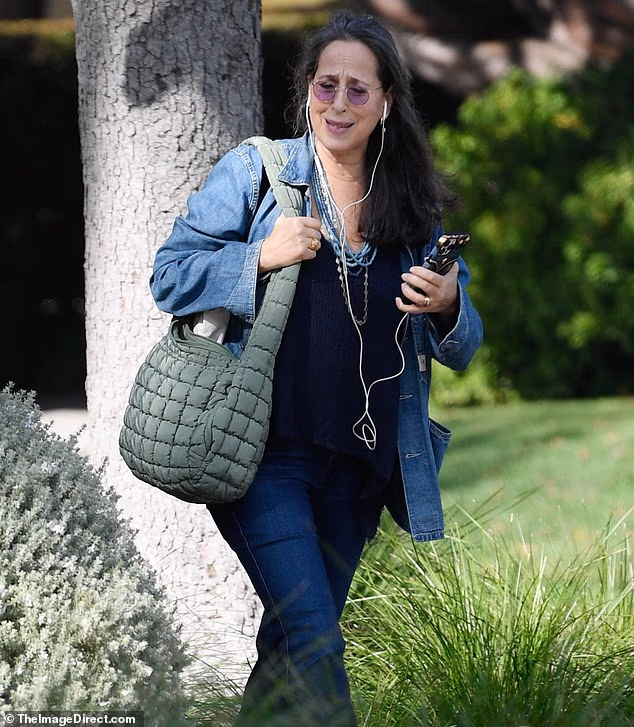 Wheeler je obula smeđe čizme i nosila svijetlozelenu torbu preko desnog ramena za dnevni izlet