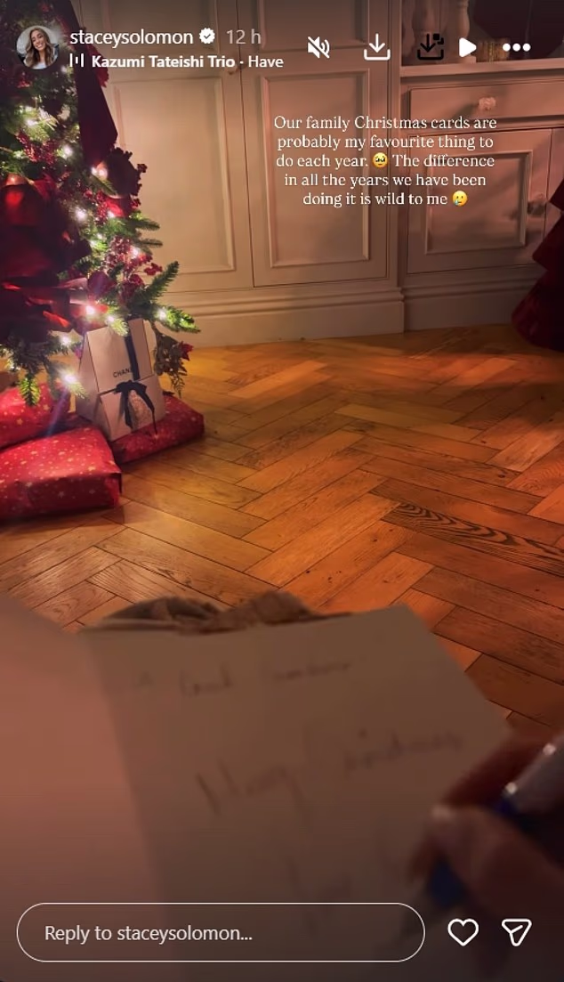 Stacey je također podijelila pogled na svoje blještavo božićno drvce dok je sjedila pisati svoje godišnje božićne čestitke