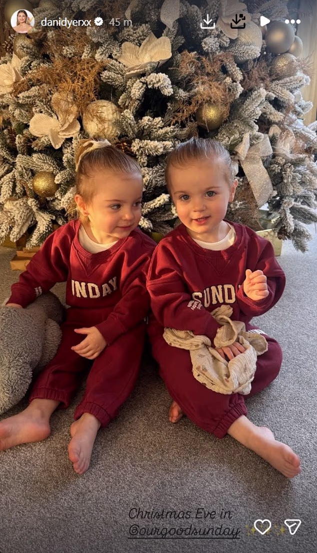 Dani Dyer također je otvorila svoj Instagram story kako bi podijelila preslatku fotografiju svojih dvogodišnjih blizanaca Summer i Star - koje dijeli s Jarrodom Bowenom - u istim pidžamama