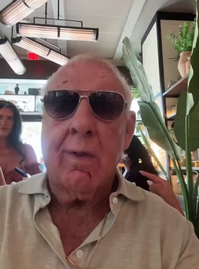 Jedan video prikazuje Flaira, naizgled u baru, kako nerazgovjetno izgovara svoje riječi i doslovce čita bilješke prije nego što je zaručniku rekao da ne ispuni svoje zavjete