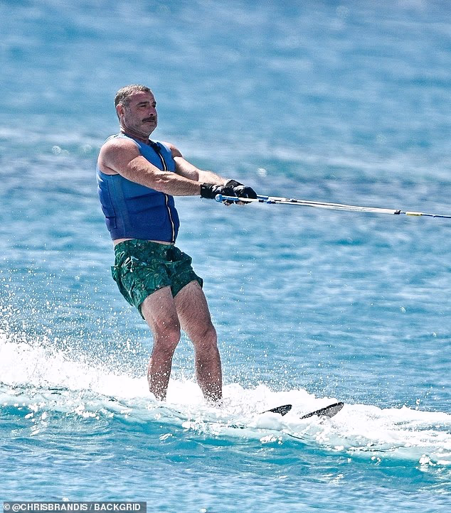 U jednom trenutku, Schreiber je uočen kako samouvjereno skija na vodi iza čamca, sa širokim osmijehom