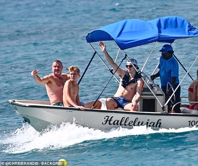 Schreiber je držao stvari suzdržanim dok je provodio kvalitetno vrijeme sa svojom obitelji na otvorenom moru